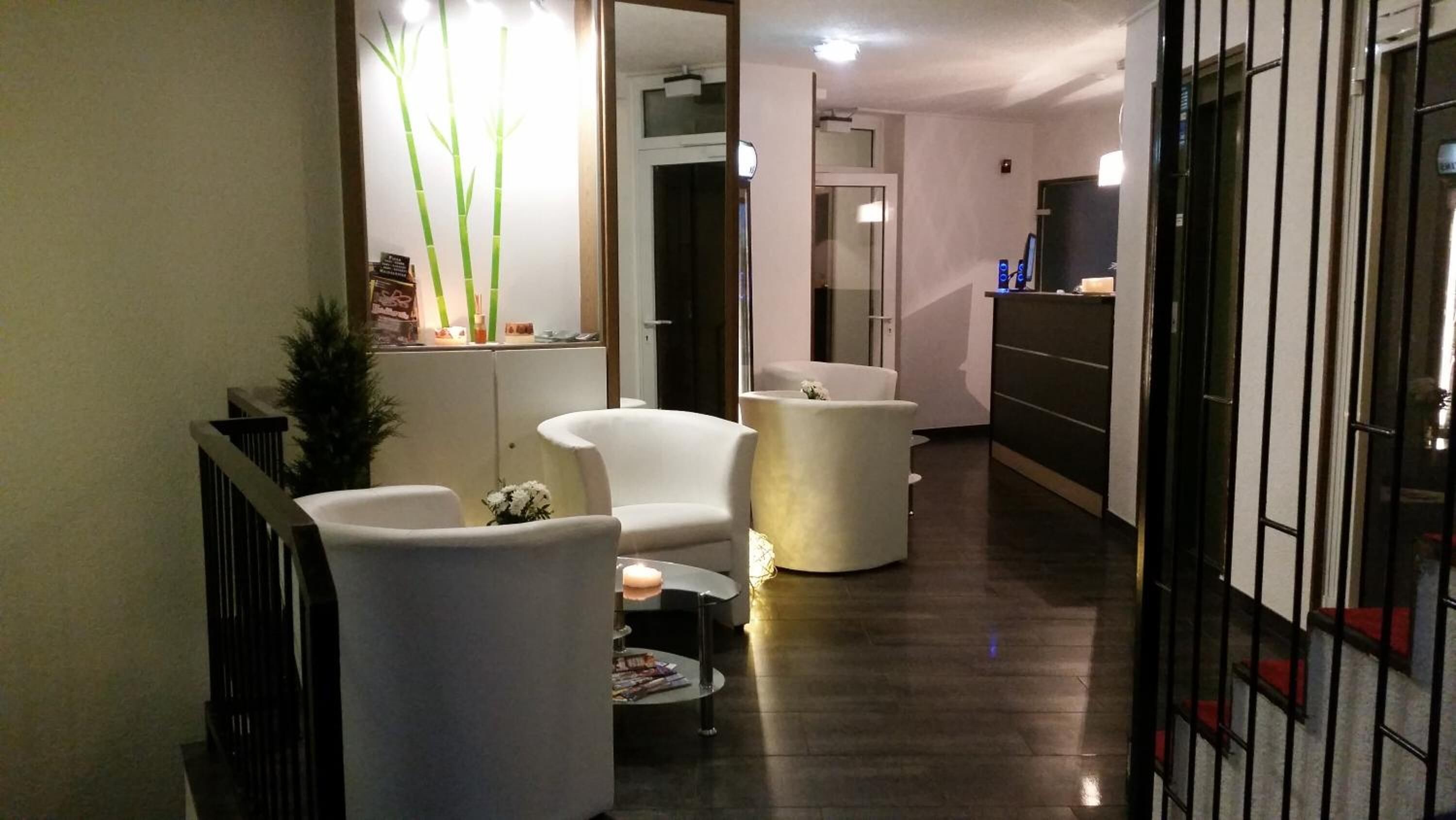 Douche, articles de toilette gratuits, sèche-cheveux