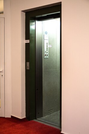Double Room | Desk, free WiFi, bed sheets - Kirchberg Hotel (Saarbrücken)