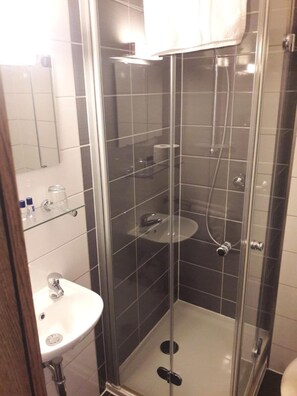 Shower, free toiletries, hair dryer, towels - Kirchberg Hotel (Saarbrücken)