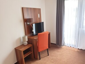 Desk, free WiFi, bed sheets - Kirchberg Hotel (Saarbrücken)