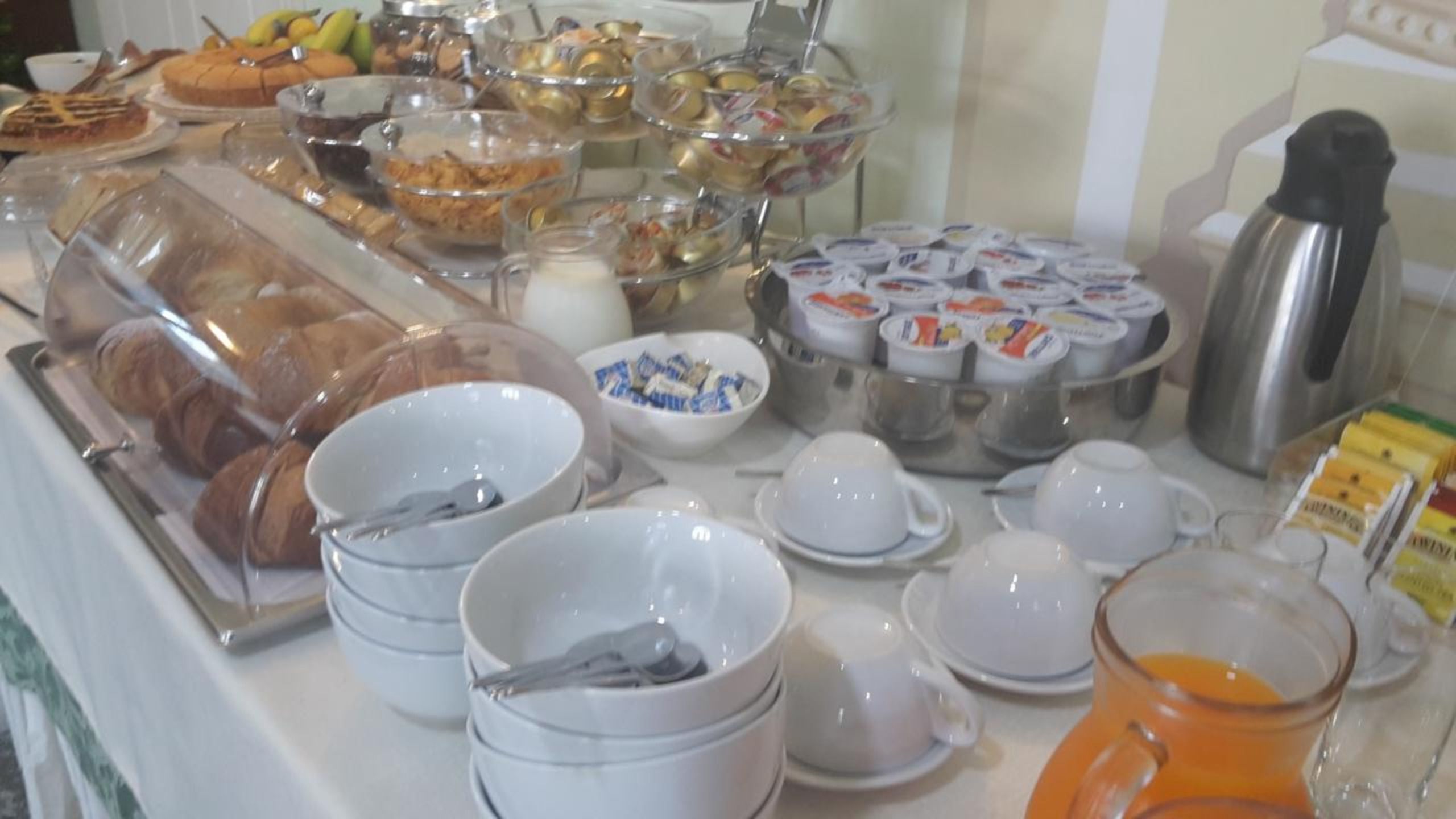 Un bufé con diversos alimentos y bebidas.