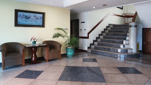 Lobby sitting area - Hotel Permata Alam (Cisarua)