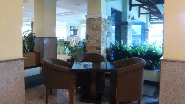 Lobby sitting area - Hotel Permata Alam (Cisarua)