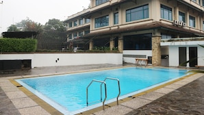 Outdoor pool - Hotel Permata Alam (Cisarua)