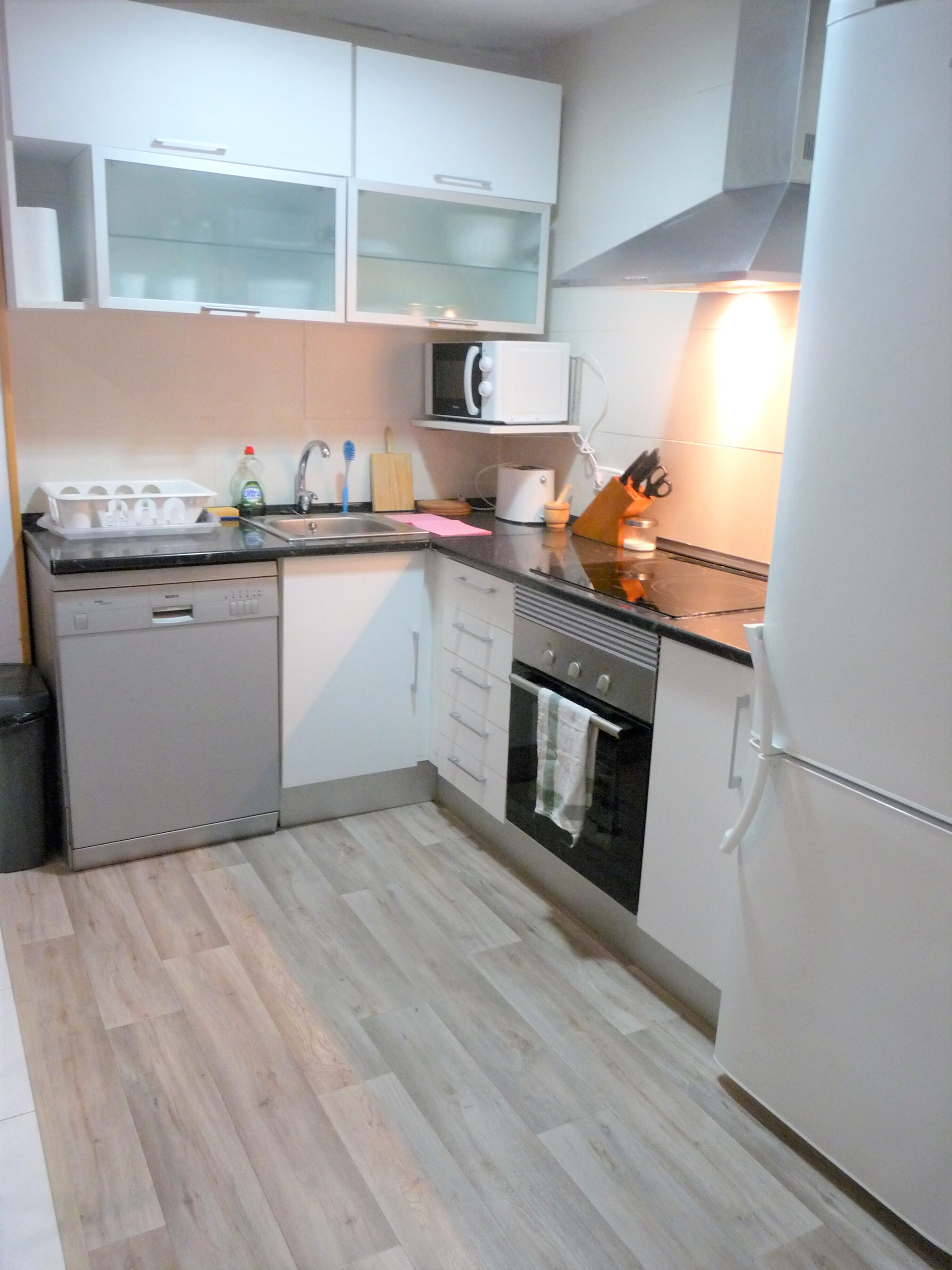 ثلاجة، ميكروويف، فرن، موقد طهي مسطح