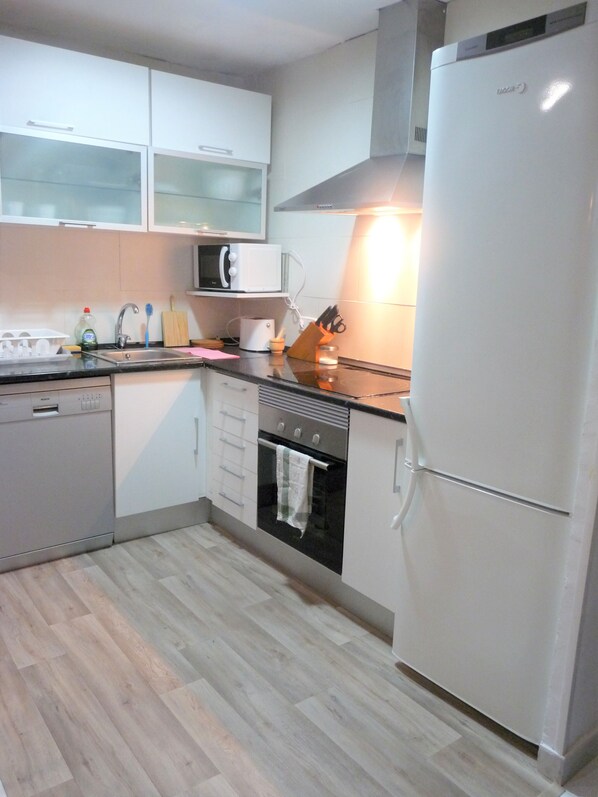 Geladeira, micro-ondas, fogão, cooktop