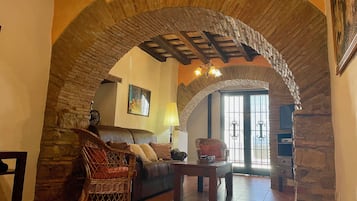 Una Smart TV, una chimenea