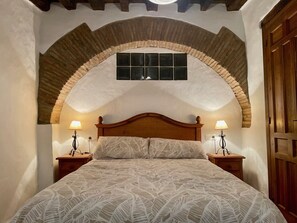 2 bedrooms, desk, iron/ironing board, WiFi