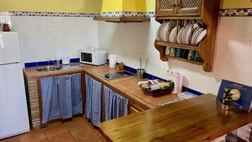 Een koelkast, een magnetron, een kookplaat