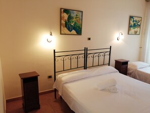 Habitación triple | 1 habitación, edredón, artículos del minibar gratis y escritorio 