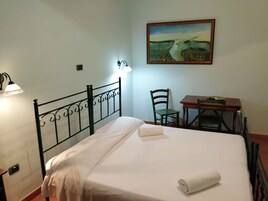 1 habitación, cubrecamas, artículos del minibar gratis y escritorio 