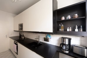 Réfrigérateur, four à micro-ondes, un four, surface de cuisson