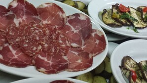 Un assortiment de plateaux de nourriture comprenant des viandes et des légumes coupés en tranches.