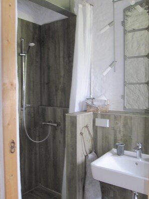 Shower, hair dryer, towels, soap - Mediterranean lifestyle in a historic setting  (Luhnstedt)