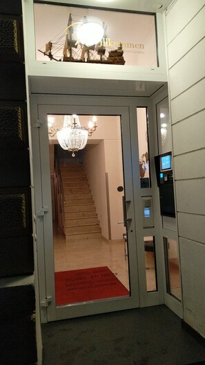 Check-in/check-out kiosk - Hotel Gemini (Düsseldorf)