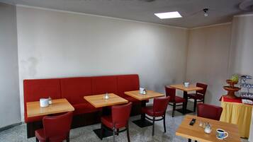 Tägliches Frühstücksbuffet (14 EUR pro Person)