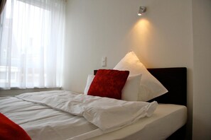 Cofres nos quartos, escrivaninha, quartos à prova de som