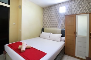 Premium bedding, desk, free WiFi, bed sheets - Kejora Homestay (Jakarta)