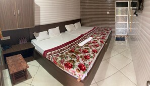 Free WiFi, bed sheets - Dream Vision Guest House (Diu)