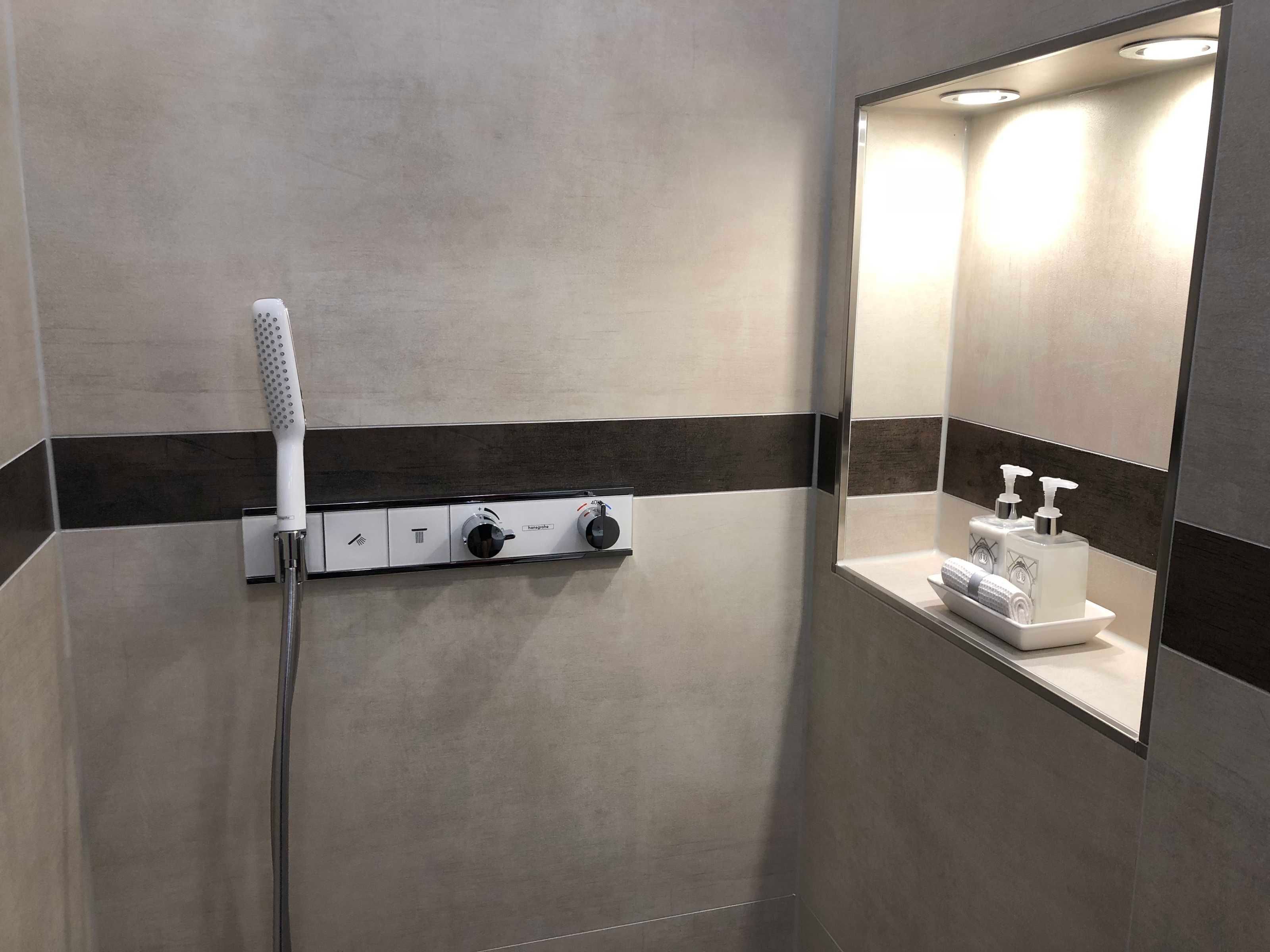 Dusche, Haartrockner, Bidet, Handtücher