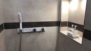 Dusche, Haartrockner, Bidet, Handtücher
