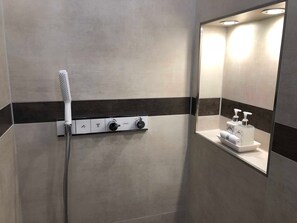 Shower, hair dryer, bidet, towels