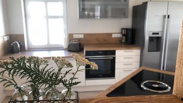 Kühlschrank, Mikrowelle, Ofen, Geschirrspüler