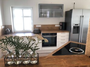 Jääkaappi, mikroaaltouuni, uuni, astianpesukone