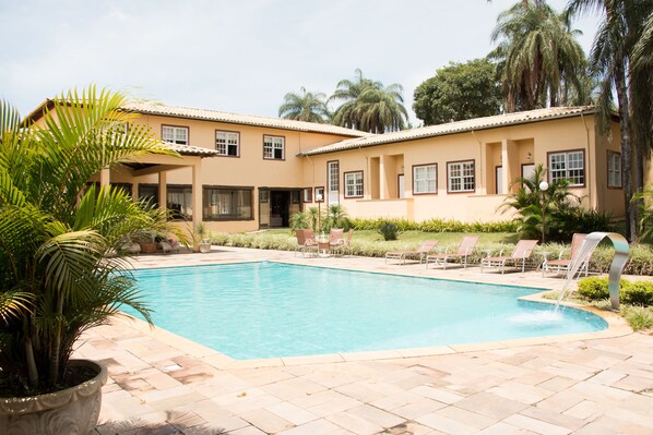 Outdoor pool - Pousada Villa Saint Joseph (Tiradentes)
