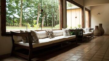 Área de estar no saguão