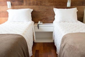 Doppel- oder Zweibettzimmer | Minibar, Zustellbetten, kostenloses WLAN, Bettwäsche