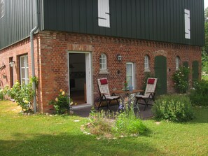 Outdoor dining - App. Morniglight, flooded by the sun (Luhnstedt)