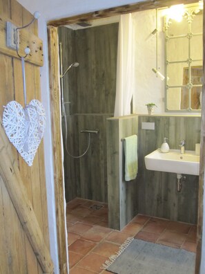 Shower, hair dryer, towels, soap - App. Morniglight, flooded by the sun (Luhnstedt)