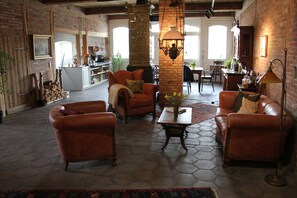 Interior - App. Morniglight, flooded by the sun (Luhnstedt)