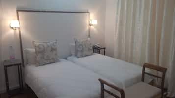 Habitación estándar con 2 camas individuales | Escritorio, wifi gratis, ropa de cama