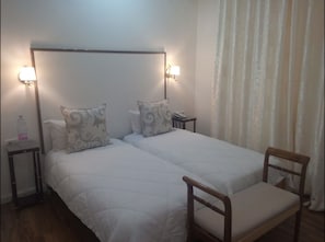 Chambre Standard avec lits jumeaux | Bureau, Wi-Fi gratuit, draps fournis