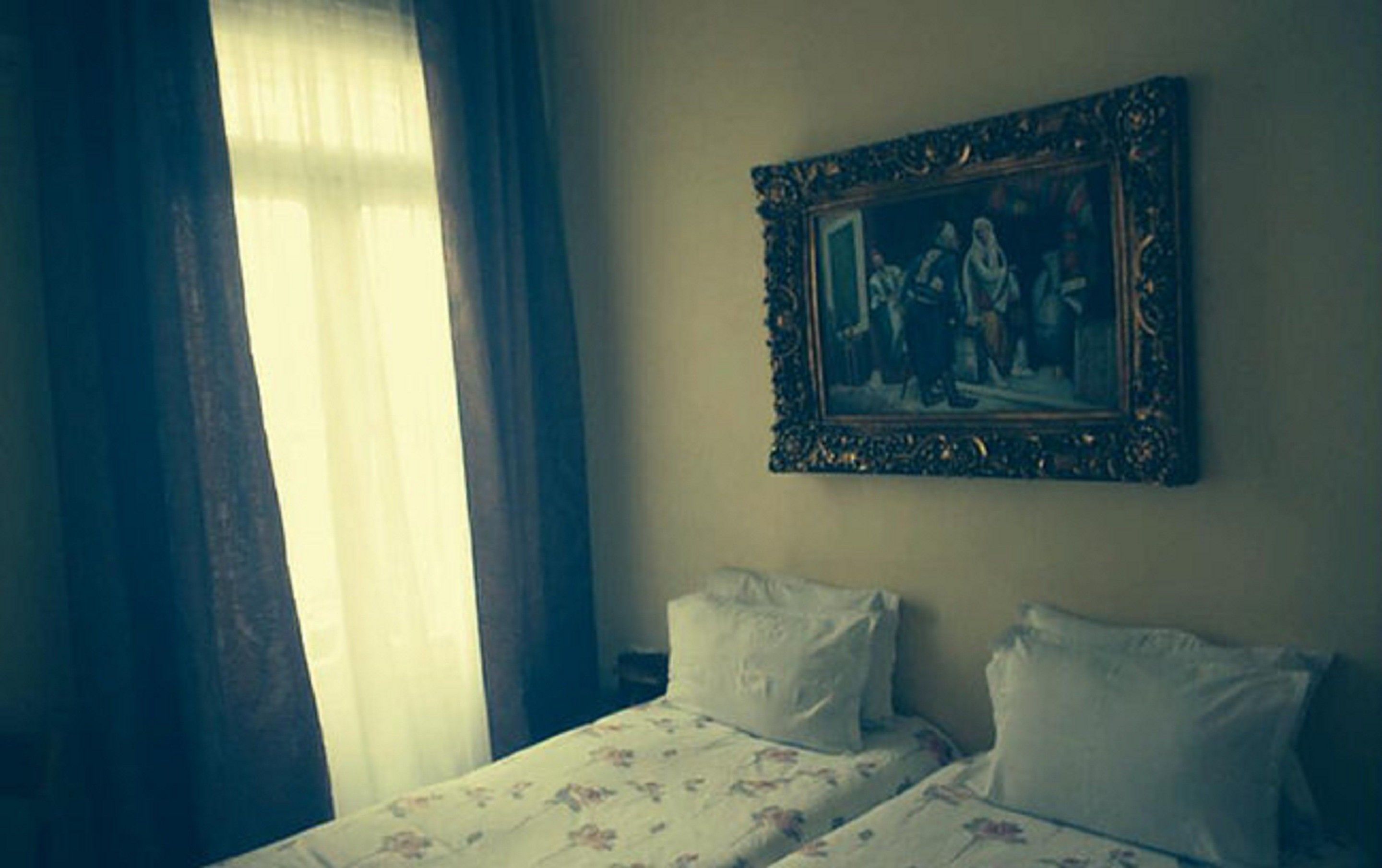 standard twin room | desk, free wifi, bed sheets