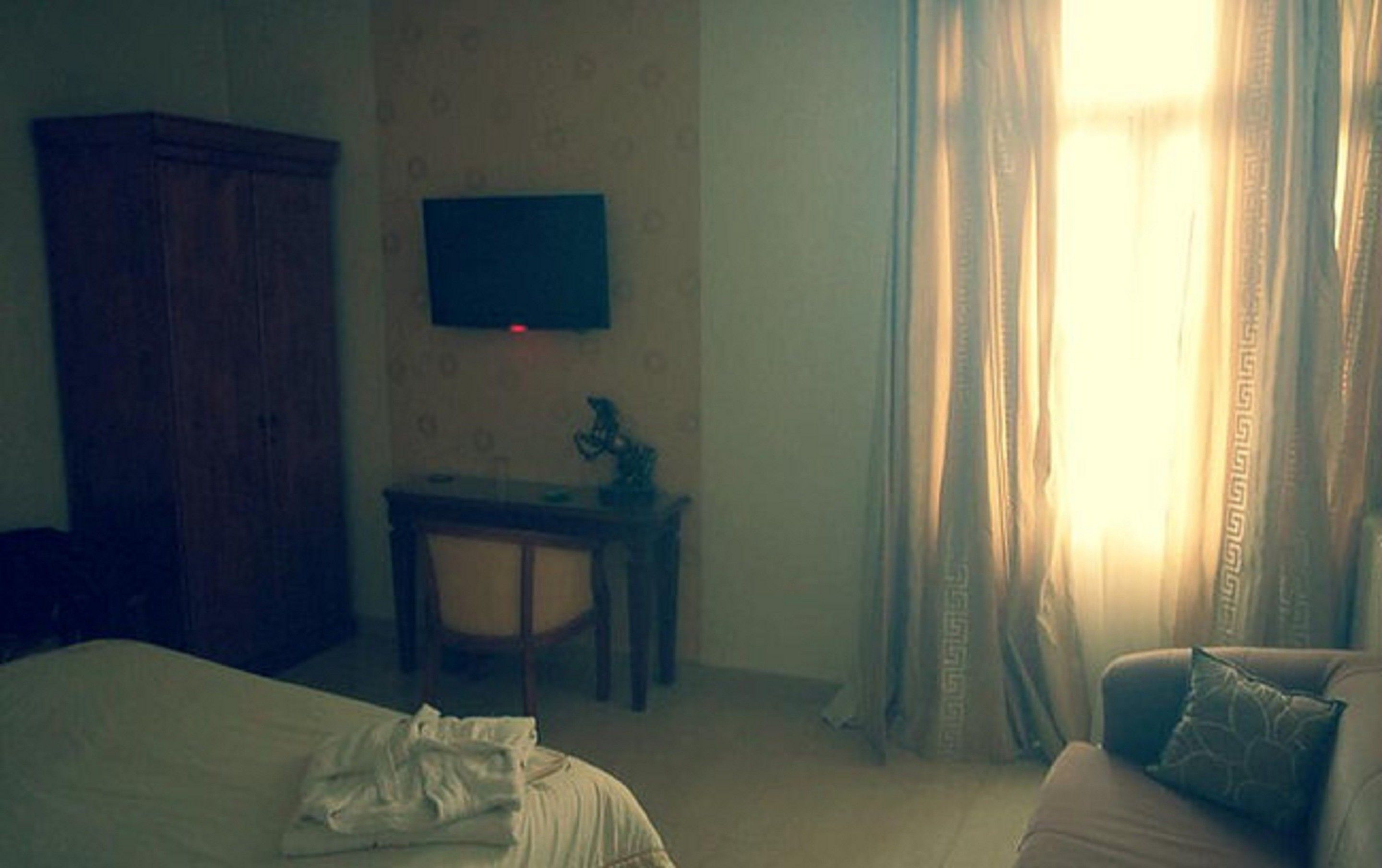 deluxe room | living area | flat-screen tv