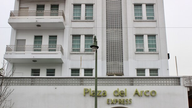 A building with a sign reading "Plaza del Arco EXPRESS" and the number 309. - Hotel Plaza del Arco Express (Monterrey)