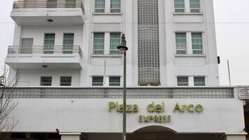 Un edificio con un letrero que dice "Plaza del Arco EXPRESS" y el número 309.