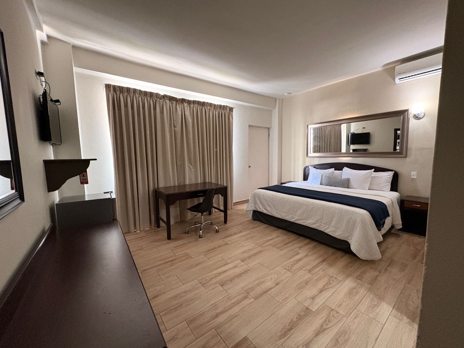 Junior Suite, 1 King Bed | Desk, free WiFi, bed sheets