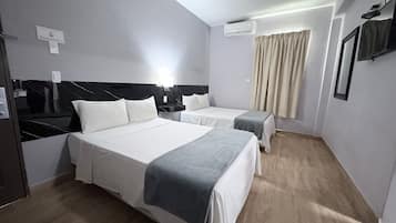 Habitación estándar doble, 2 camas dobles | Escritorio, wifi gratis, ropa de cama