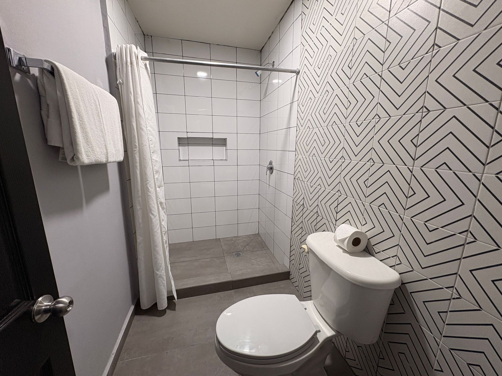 Suite junior, 1 cama de matrimonio grande | Baño | Ducha, artículos de higiene personal gratuitos, toallas y jabón