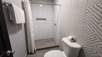 Suite junior, 1 cama de matrimonio grande | Baño | Ducha, artículos de higiene personal gratuitos, toallas y jabón