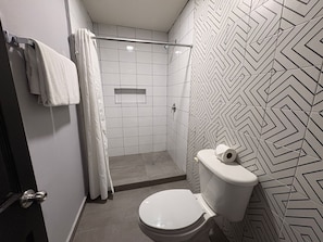 Junior Suite, 1 King Bed | Bathroom | Shower, free toiletries, towels, soap - Hotel Plaza del Arco Express (Monterrey)