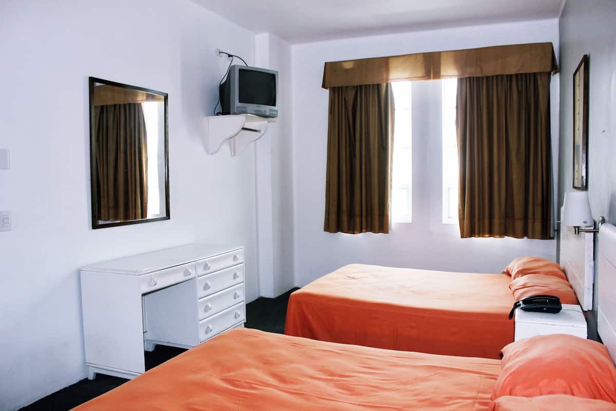 Escritorio, wifi gratis, ropa de cama