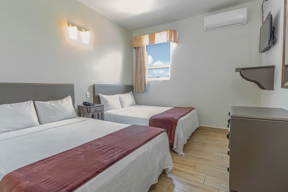 Standaard tweepersoonskamer, 2 tweepersoonsbedden | Een bureau, gratis wifi, beddengoed