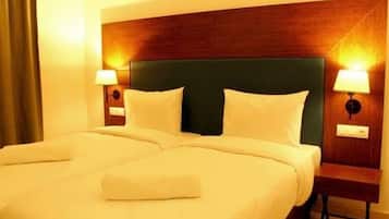 Double Room | Minibar, in-room safe, individually decorated, individually furnished