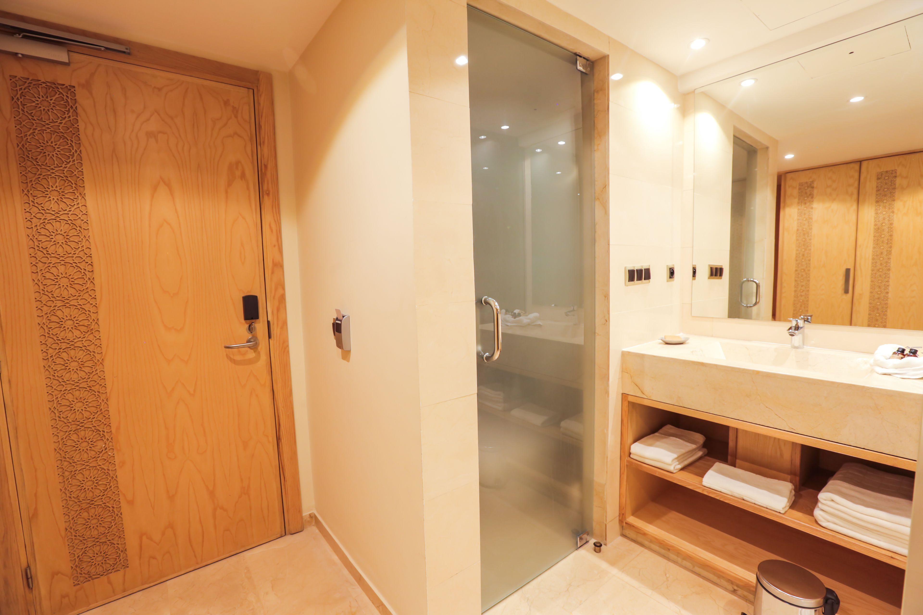 deluxe double room, sea view | bathroom | shower, free toiletries, hair dryer, slippers