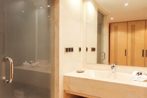 Habitación estándar con 1 cama doble o 2 individuales, accesible para personas con discapacidad | Baño | Ducha, artículos de higiene personal gratuitos y secador de pelo
